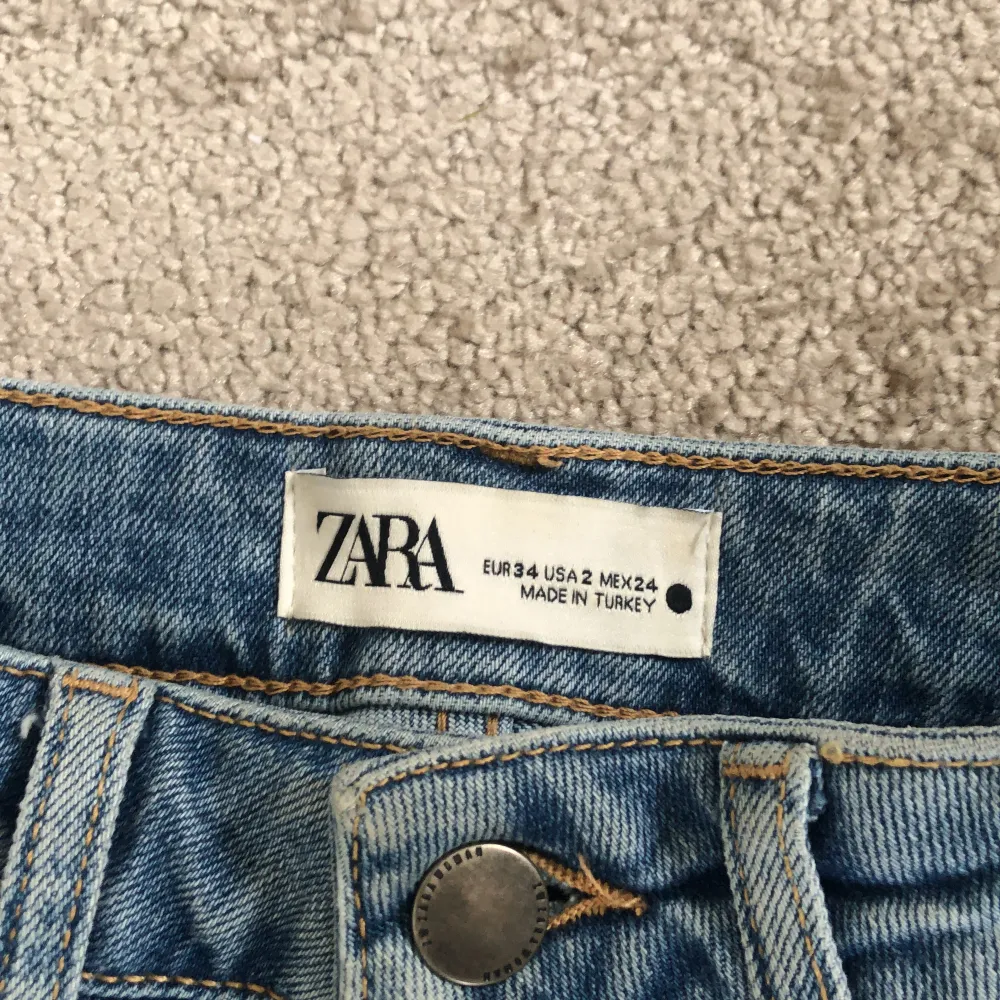 Ett par jeans ifrån Zara som tyvärr är för korta för mig (därför ingen bild). Är mid waist och i mycket bra skick!!🫶🏻. Jeans & Byxor.