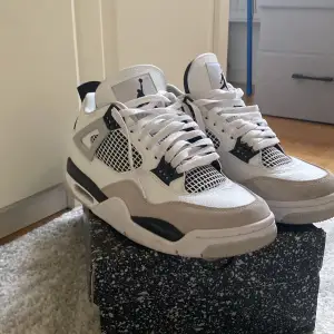 Jordan 4 Military black storlek 42 9/10 skick använda 5/6 gånger men för små så vill sälja 