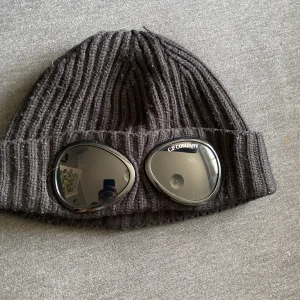 CP COMANY MÖSSA - CP company mössa köpt på NK. Har ej andvänds mer än en gång. Mössan är UNISEX storlek, 9/10 skick