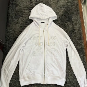 Rhinestone hoodie - Säljer min vita limited edition bling lucid hoodie 