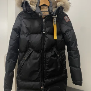 PARAJUMPERS Long bear  - Säljer min parajumper longbear i srl XS men funkar lika bra som S. Använd ett par gånger. Är i jätte god skick utan konstigheter och skador. Kan fraktas och mötas upp. Pris kan diskuteras vid snabb affär.