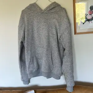 Basic grå hoodie från only. Passar till allt 