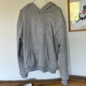 Hoodie  - Basic grå hoodie från only. Passar till allt 