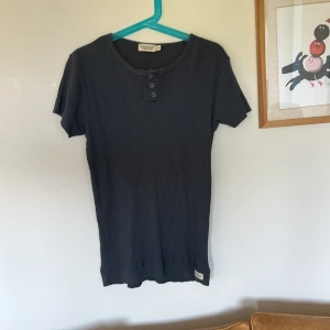 Topp - Snygg ribbad tight topp säljes 