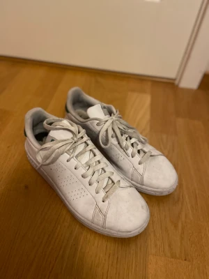 Adidas skor - Använd några gånger. Väl omhändertagna. Kan behöva/behöver ny sula