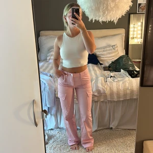 Rosa cargobyxor - Rosa cargobyxor från zara, använda 2 gånger. Storlek 34 men passar storlek 36 som jag brukar ha!!! Köpta för 359kr säljer för 150kr. Köp via ”köp direkt”🩷