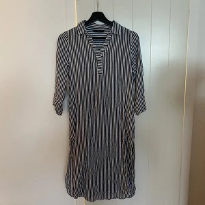 Skjortklänning - Skjortklänning från only i storlek 34🧡 fint skick!