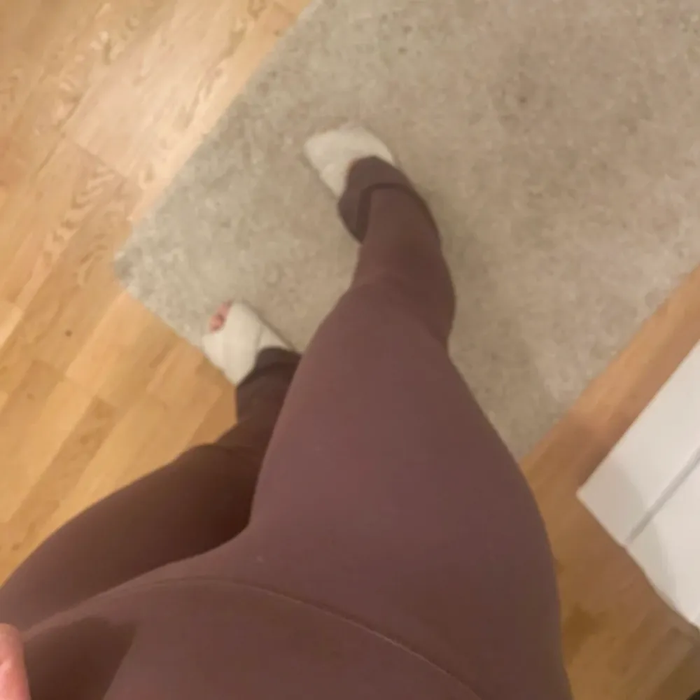 Säljer dessa bruna jättesköna och snygga yogapants från mklifestyle. Använda 1 gång ,Nypris 499kr Storlek S men passar xs-l då de är stretchiga .. Jeans & Byxor.