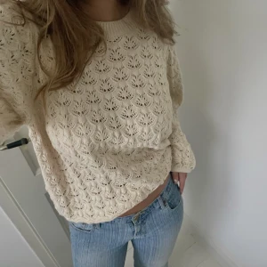 Stickad tröja  - Sååå mysig och snygg stickad tröja som knappt är använd❣️❣️ Perfekt nu till hösten! Storlek L så sitter perfekt overzised😍🔥
