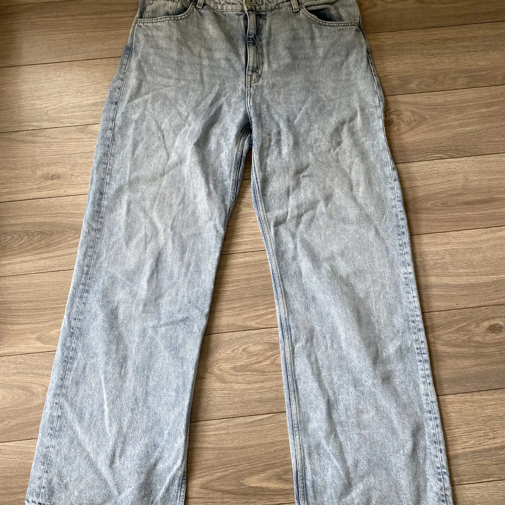 Blåa jeans som är använda men i gott skick. Innerbenslängd: 80 cm. . Jeans & Byxor.