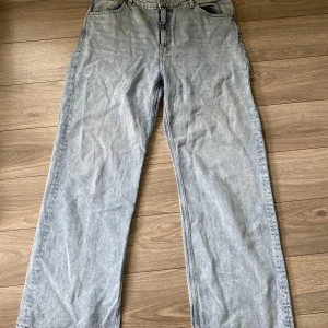 Blåa jeans  - Blåa jeans som är använda men i gott skick. Innerbenslängd: 80 cm. 