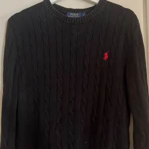 Stickad tröja  - Väldigt fin svart stickad tröja men kommer inte till användning så säljer men den är i nyskick 