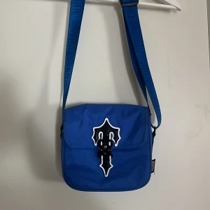 Trapstar väska - Väldigt fin väska knappt använd nyskick, väldigt bra storlek  Äkta 