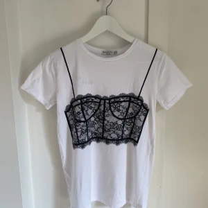 T-shirt  - T-shirt med tryck. Storlek S. Ser ut som en fläck på bilden men det är bara vatten från att ha steamat den!! 