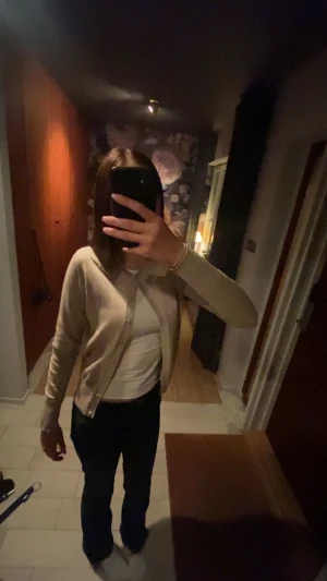 Beige kofta  - Nästan helt oanvänd, mysig och skönt material. ☺️ Bra skick 