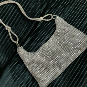 Silver glitterväska - En jättefin silvrig baguettebag gjord av små diamanter. Väskan är väldigt rymlig och stor. Skriv för mer info och bilder.