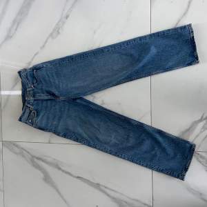 Snygga jeans från weekday som är väldigt populära! Har snygg passform och är i väldigt bra skick! 🥰🥰 kan självklart diskutera priset :) 