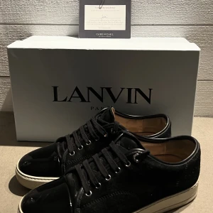 Lanvin skor - Tjenare! Säljer nu mina feta lanvin skor då dem är tyvär lite för små. skicket är 8,5/10 dem är lite slitna under sulan men inget man tänker på. Det är storlek UK 6 som motsvarar 40-41 i europeisk storlek. Hör av er vid minsta lilla fråga mvh Viktor🍾☺️