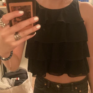 Volang topp - Sååå fin svart volang topp! 