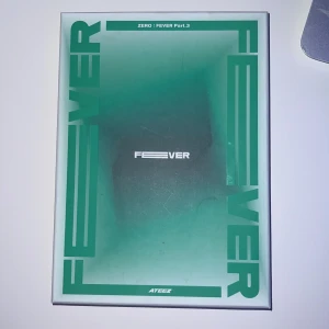 ATEEZ - Fever Album - Köpt i bengans i Stockholm (320kr). Har stått på skrivbordet i ungefär 2 år nu och är helt orörd. (Betalar inte frakten)