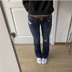 Lågmidjade jeans från Hollister. Bild 1&2 är lånade, obs samma modell på jeansen fast de jag säljer har hål på knäna istället💗skriv för fler bilder