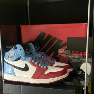 Jordan 1 high fearless  - 🦋Jordan 1 high Fearless 🦋🔥Storlek 44 🔥⚡️Perfekt skick⚡️🍀Originalboxen, kvitto, 3 extra snören och Fearless kort tillkommer 🍀📦Kan fraktas eller mötas upp i Stockholm 📦⭐️Äkta ⭐️💯Pris kan diskuteras vid snabb affär 💯