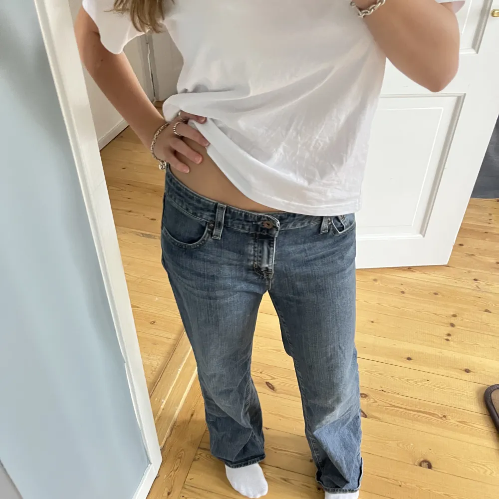 Lågmidjade snygga jeans köpta secondhand i LA. Midjemått rakt över: 39 innerbensläng: 74. Jeans & Byxor.