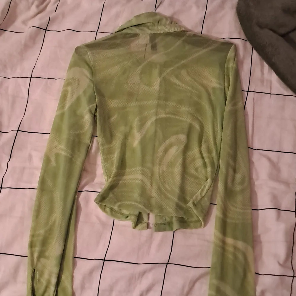 En fin grön see through skjorta från H&M. Använd uniefer 1 gång men det är inga täcken på användning. Säljer för att det inte är min stil längre💗. Tröjor & Koftor.