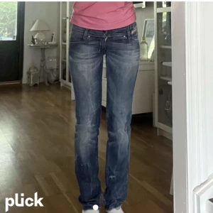 Lågmidjade disel jeans - Säljer eftersom att jeansen tyvärr var för små💕 bilder lånade av före detta ägare, inga defekter. Kom privat för fler detaljer eller bilder🙏🏼