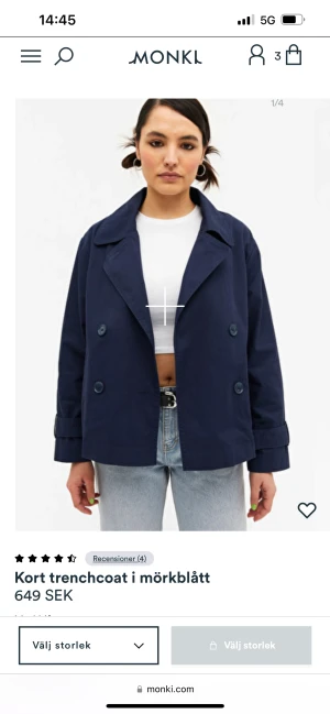 Trenchcoat från monki  - Jätte fin mörkblå Trenchcoat från monki. Köpte förra året. Köpte för 659kr säljer för 500kr skriv för fler bilder💗
