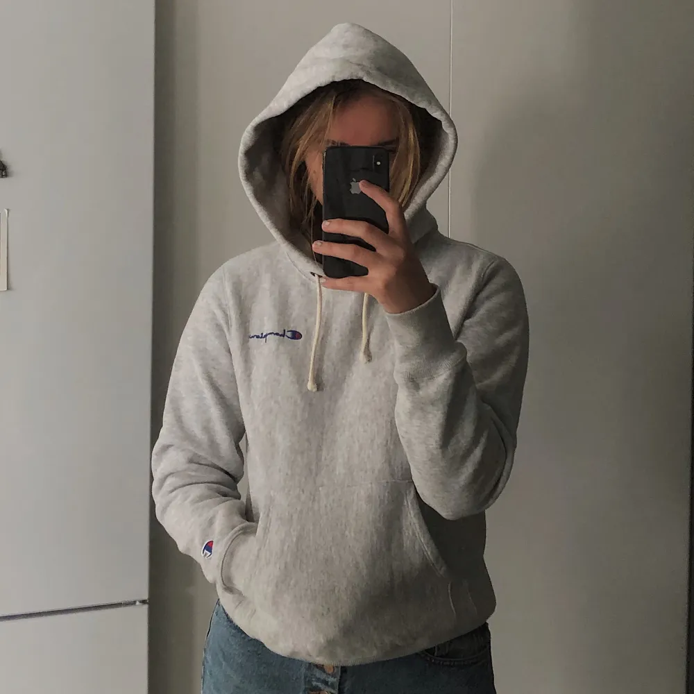 Jätte fin ljusgrå Hoodie från Champion i modellen ”Reverse Weave”. Nice och tjockt material som är sjukt mjuk på insidan. - Kommer hålla dig hur varm som helst under den svenska vintern ❄️ - Originalpris 888kr på Zalando. Hoodies.