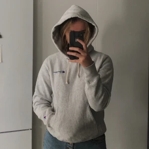 Reverse Weave Hoodie - Jätte fin ljusgrå Hoodie från Champion i modellen ”Reverse Weave”. Nice och tjockt material som är sjukt mjuk på insidan. - Kommer hålla dig hur varm som helst under den svenska vintern ❄️ - Originalpris 888kr på Zalando
