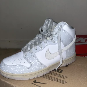 Jordans 1 - Köpte skorna nyligen har bara haft dom en gång, det är tjej skor fast bägge tjej och killar kan använda de.#jordans#jordans1 #1or