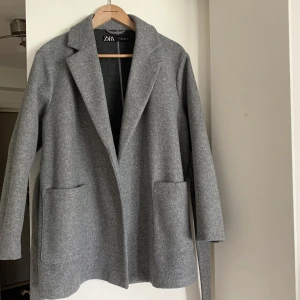 Kappa - Kappa från Zara i storlek S. Stor i storleken, ofodrad och knappt använd. 