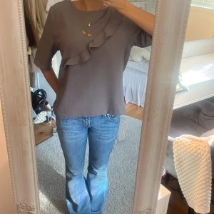 Tröja med volang  - Jättefin tröja med volang detalj!!💞💞😍😍