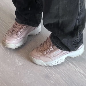 Fila sneakers  - Chunky fila sneakers (Fila Disruptor) i storlek 38, lite smutsiga men annats i fint skick!