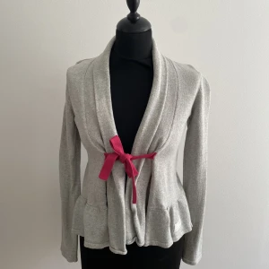 Odd Molly kofta  - Grå odd Molly kofta med cerise snörning i Strl 1. Använd men i gott skick 