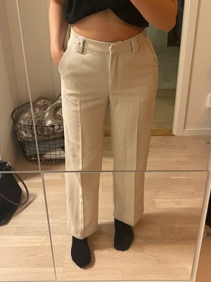 Kostymbyxor  - Jättesnygga beiga kostymbyxor från NA-KD  Storlek 36  Säljer dem för de är lite för stora för mig☺️