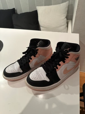 Air Jordan 1 - Säljer dessa Air jordans 1 (äkta) eftersom dem ej kommer till användning längre. Använda men skorna är i bra skick. Köparen står för frakt och skriv privat för mer bilder🥰