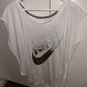T-shirt från Nike med tryck. L, aningen oversize.