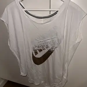 T-shirt från Nike med tryck. L, aningen oversize.