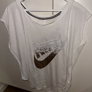 Nike tisha - T-shirt från Nike med tryck. L, aningen oversize.