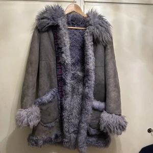 Lila Vintage Afghanpäls  - Underbar äkta afghanpäls 💜Den kan behövas tas om hand om lite; en av fickorna behöver sys på sidan och så skulle den nog må bättre av annan knäppning. Den går dock utmärkt att använda den som den är. Tror på storlek XS/S, den ganska tajt (på mig iaf). 