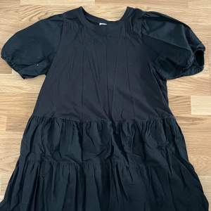 En jättefin svart klänning från zara. Den har volang och är i storlek S. Tyvärr har den blivit för kort för mig💓 kontakta mig gärna för mer information.