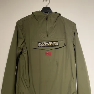 Napapijri Jacka - Snygg jacka perfekt för hösten. Jackan är i bra skick utan några skador. Hör av dig vid funderingar eller om du vill ha fler bilder!😁