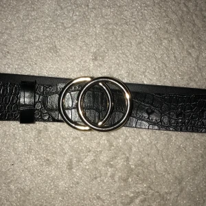 Skärp  - Säljer mitt skärp då det inte kommer till användning. Endast använt en gång! Det är storlek xs men skulle säga att det passar alla storlekar då det finns många hål. 