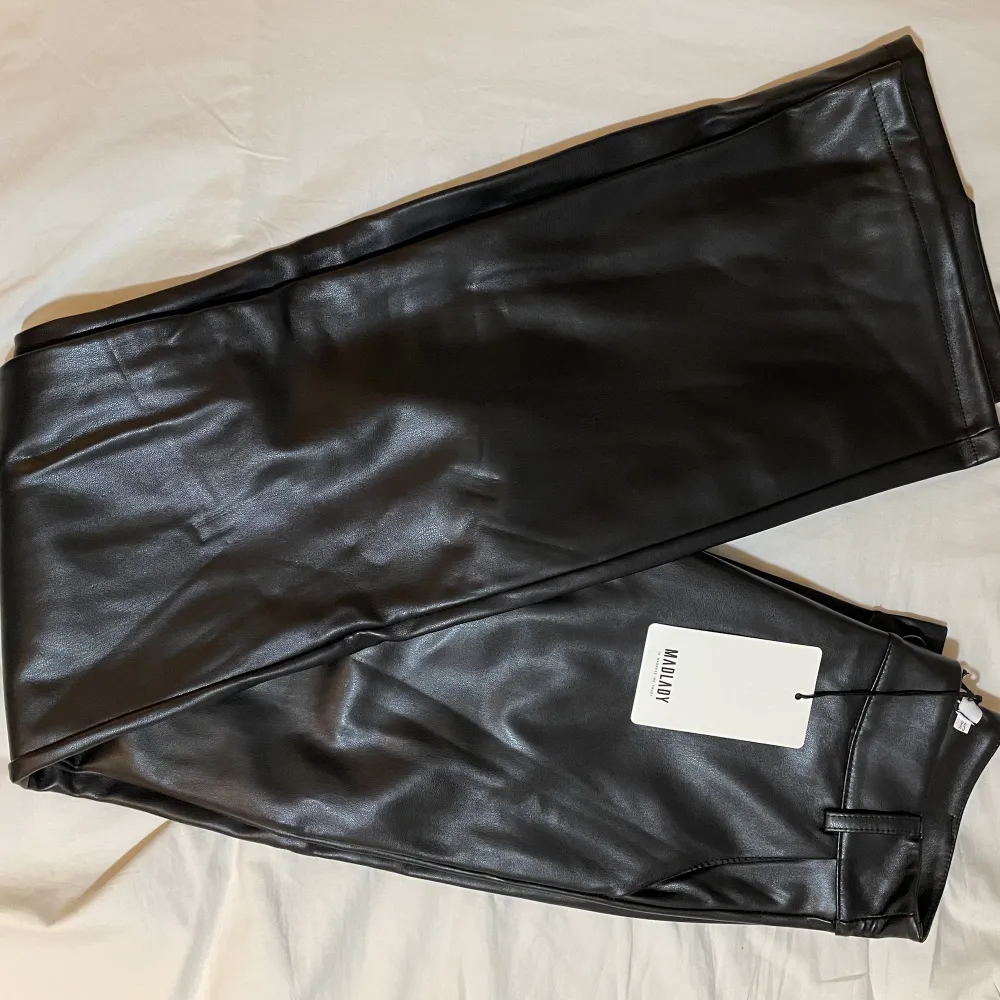 Skinnbyxor från Madlady i storlek XS/L32! Aldrig använda💕Köpta för 649 kr. Jeans & Byxor.