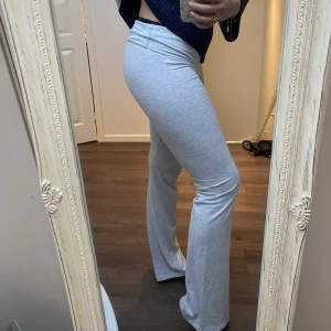 Soft chill pants Nelly  - Säljer pga att dem inte går att skicka tillbaka längre. Endast provade lite för tighta på mig därav vill jag ej ha kvar dem. Är 176cm lång och dem är förvånansvärt långa på mig om jag har dem mycket långt ner. 