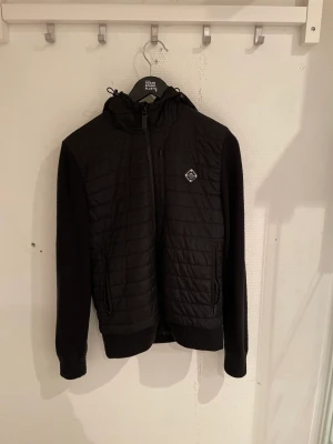 J.Lindeberg cardigan - Säljer denna cardigan den är knappt använd ny pris 3200