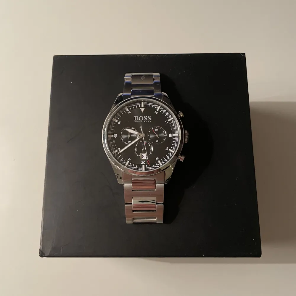 Säljer nu denna fina Hugo boss klockan då den inte kommer till användning. Kvitto och köpbevis finns. Nypris ligger på runt 4000kr. Accessoarer.